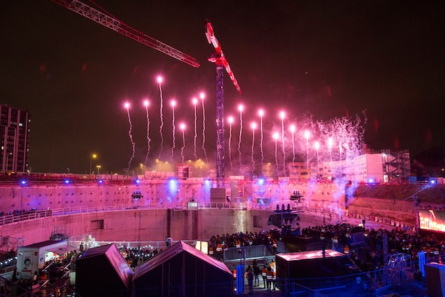 Feu d'artifice lors de KM8, fête organisée en février 2020 à Villejuif sur le chantier de la future gare Institut Gustave-Roussy du Grand Paris Express / © Société du Grand Paris - David Delaporte