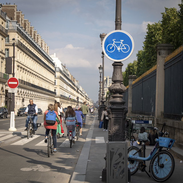 La piste cyclable de la rue de Rivoli à Paris / © Jérômine Derigny pour Enlarge your Paris