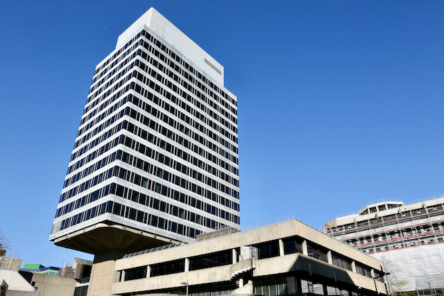 L'un des bâtiments de la dalle de Cergy / @ Mélanie Rostagnat pour Enlarge your Paris