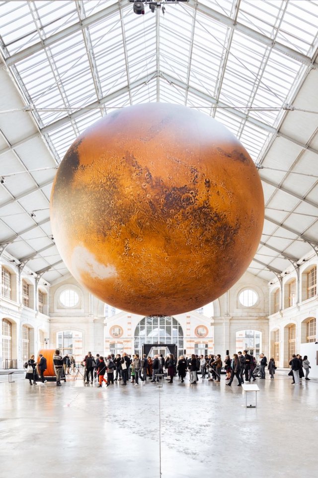 Le Centquatre à Paris organise un week-end spécial Blade Runner les 27 et 28 novembre. L'occasion entre autres d'admirer la planète Mars de l'artiste Luke Jerram suspendue sous la verrière / © Quentin Chevrier 