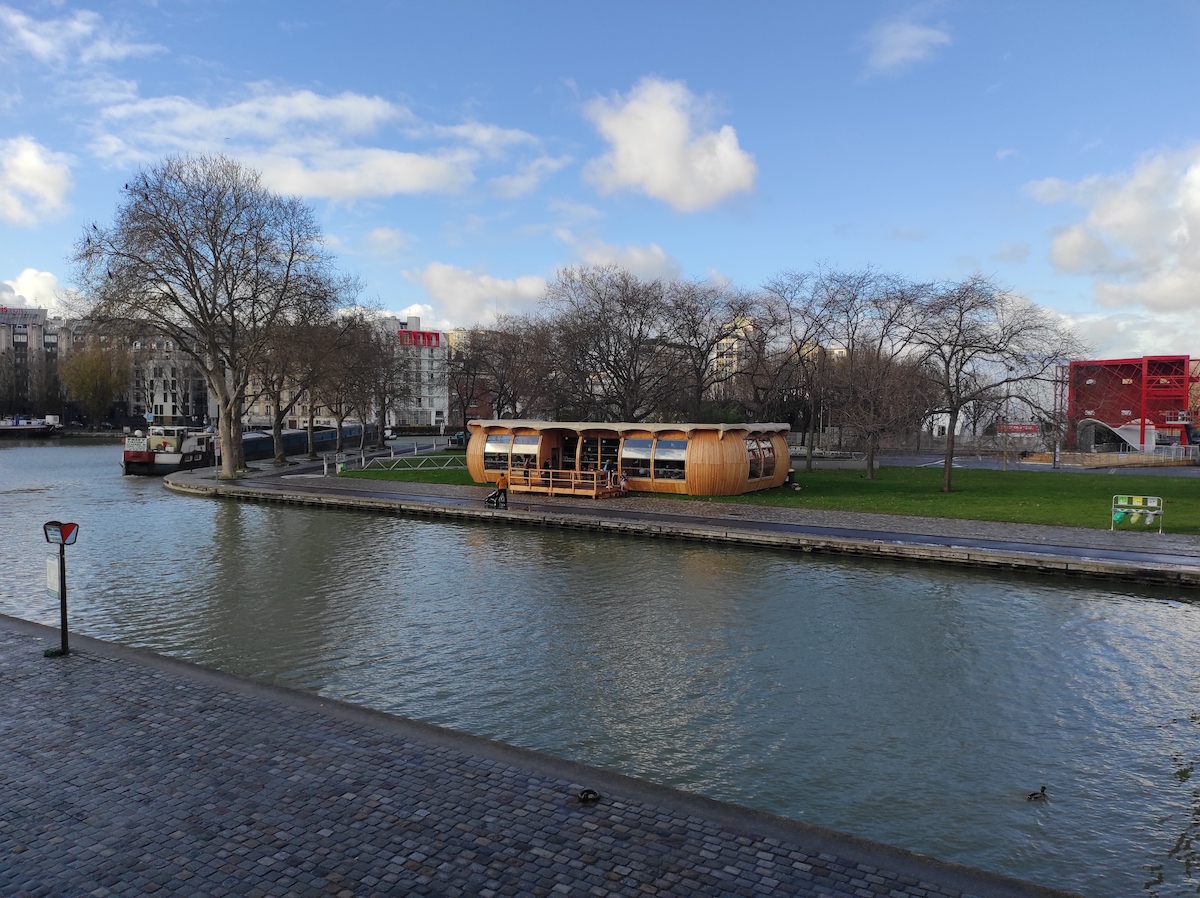 Le restaurant nomade Ventrus sur les bords du canal dans le parc de la Villette / © Joséphine Lebard pour Enlarge your Paris