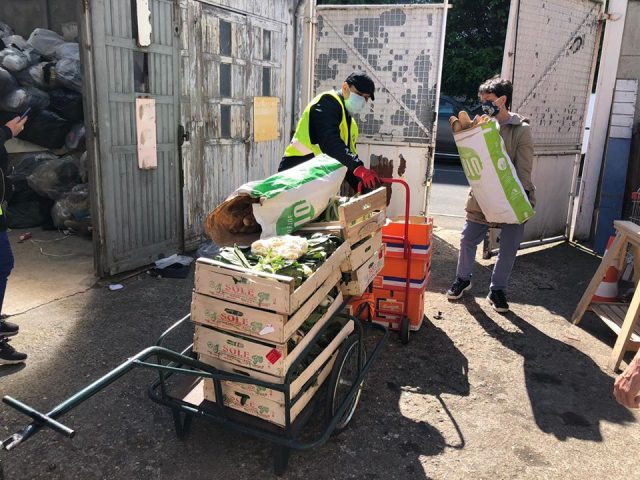 Distribution de nourriture par l’association Amelior en Seine-Saint-Denis durant le premier confinement / © Amelior