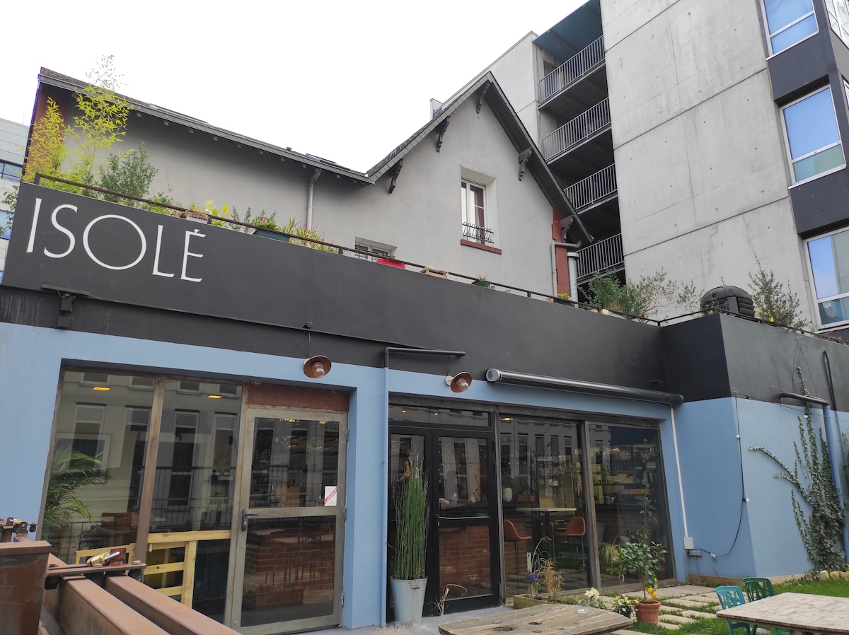 Isolé, le restaurant qui s'est installé au rez-de-chaussée d'un pavillon de banlieue à Montreuil / © Joséphine Lebard pour Enlarge your Paris