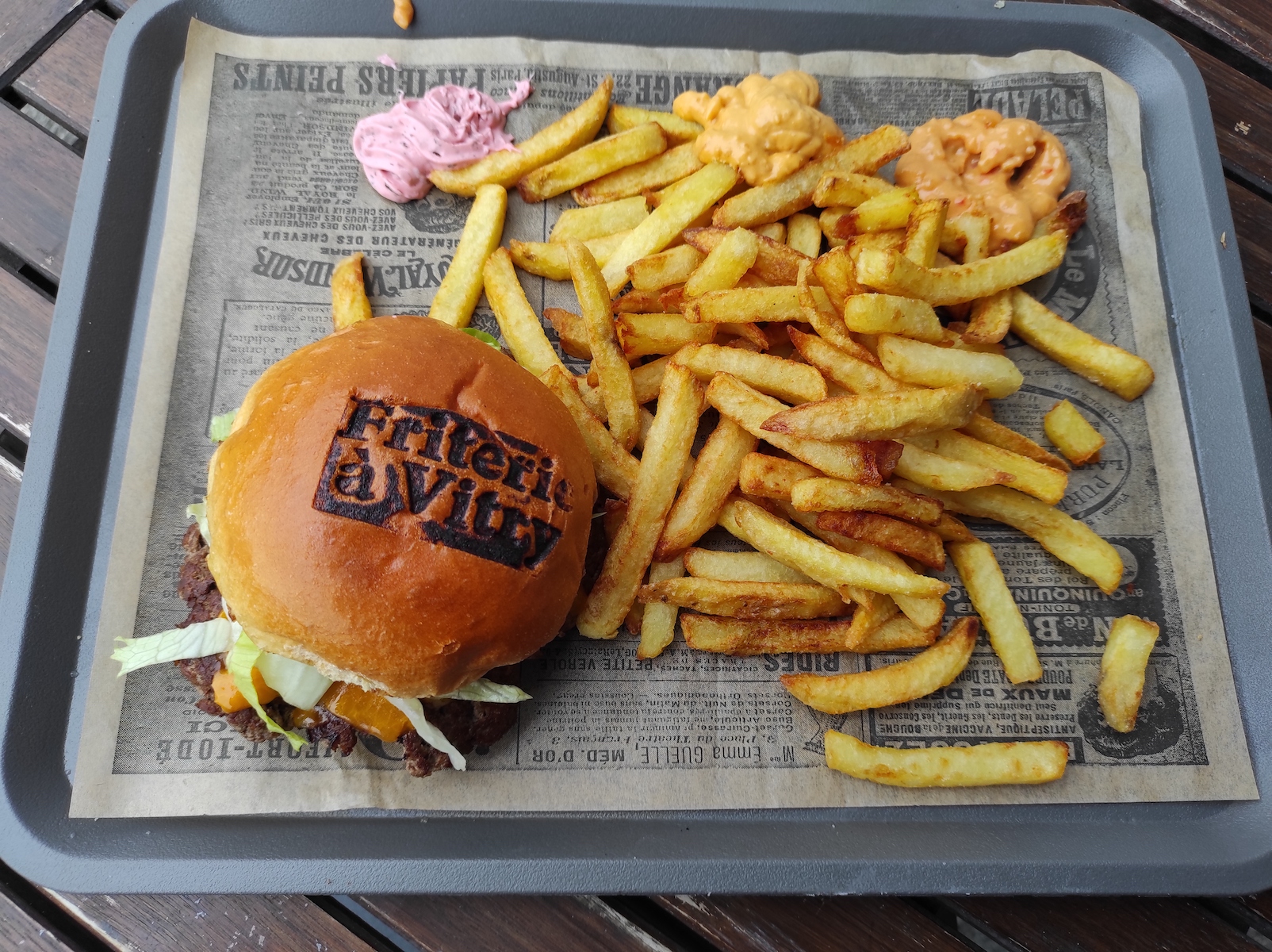 Le duo gagnant burger/frites d'Une friterie à Vitry / © Joséphine Lebard pour Enlarge your Paris