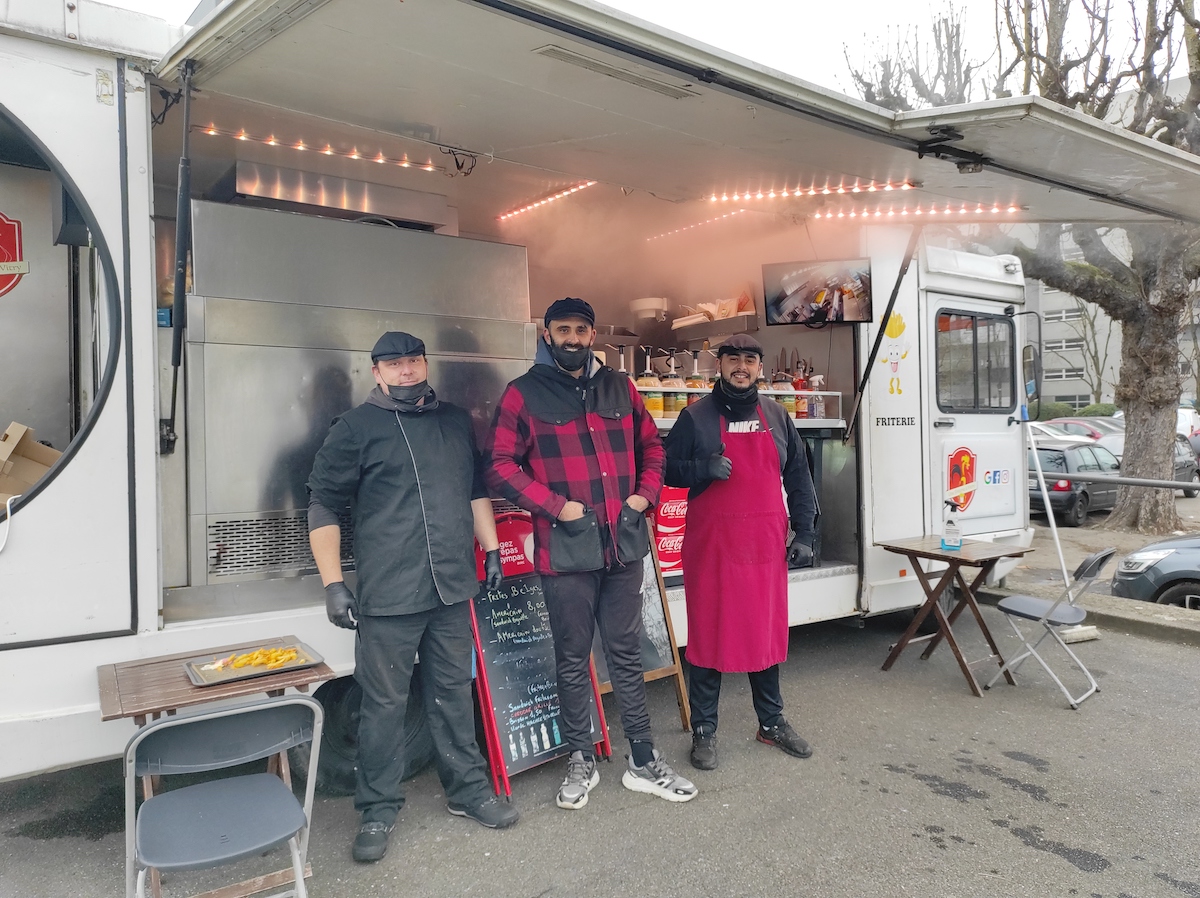 Avec le food truck Une friterie à Vitry, Samir Guedon partage sa passion pour les frites belges / © Joséphine Lebard pour Enlarge your Paris