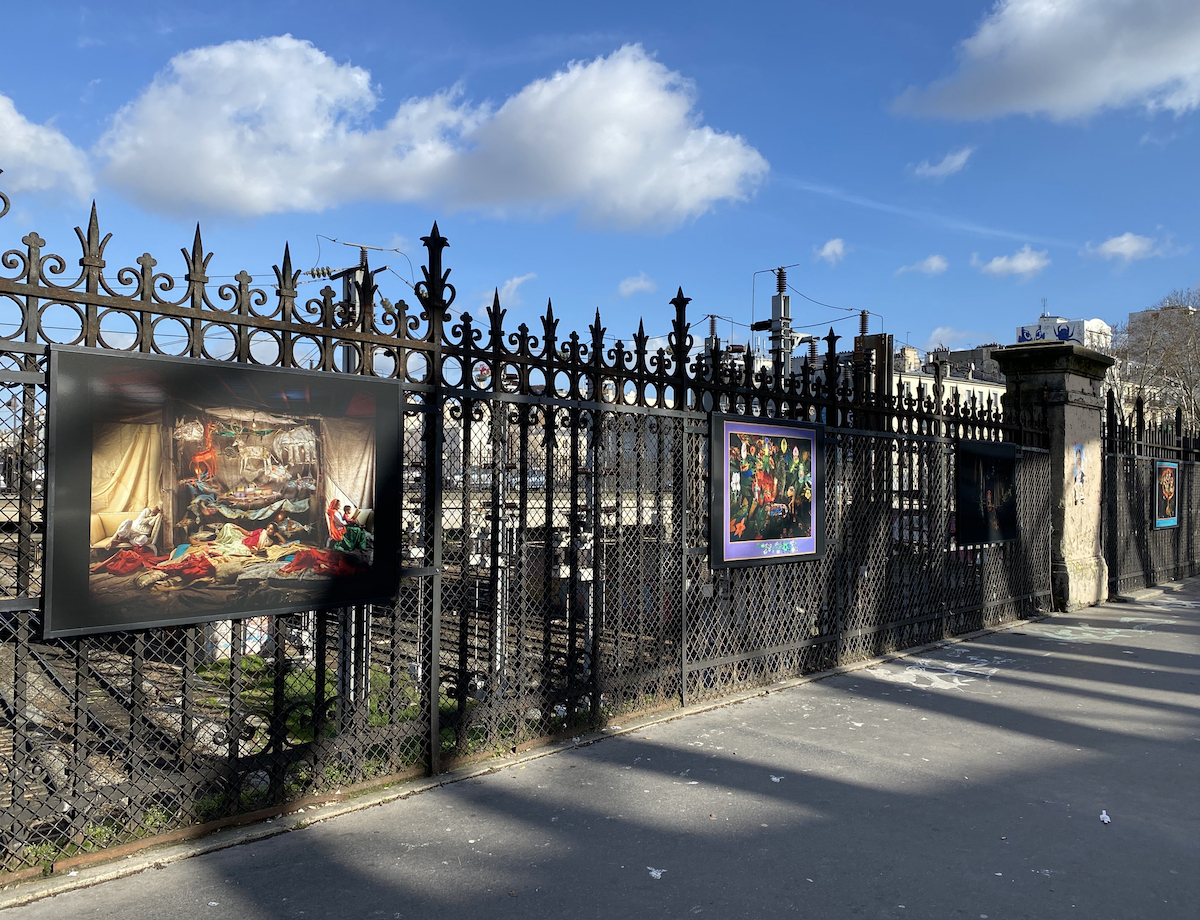 L'exposition « Les aventures de Supershaktimaan » est à voir sur les grilles du pont Saint-Ange à Paris / © Nicolas Henry 