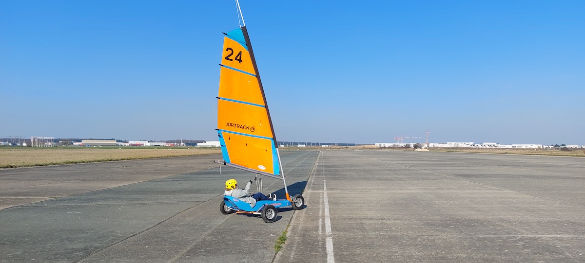 La Fédération française de char à voile et le club Kyte de ouf proposent des initiations au char à voile sur une ancienne base militaire en Essonne / © Enlarge your Paris