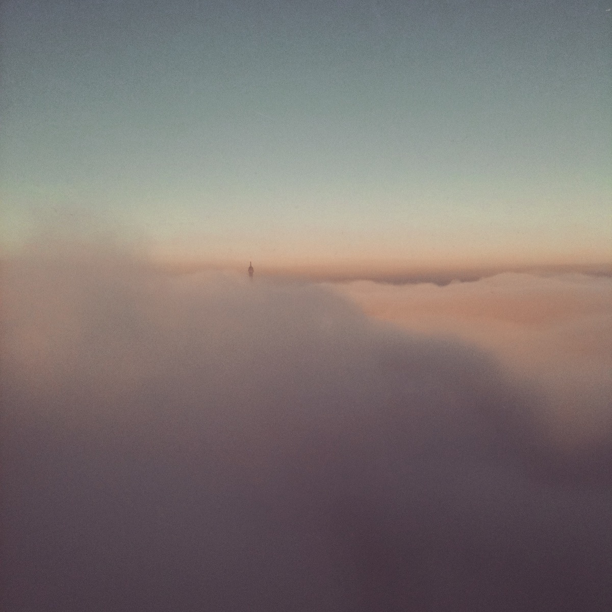 Le sommet de la tour Eiffel vu depuis le 47e étage de la tour Montparnasse au-dessus des nuages / © Steve Stillman pour Enlarge your Paris