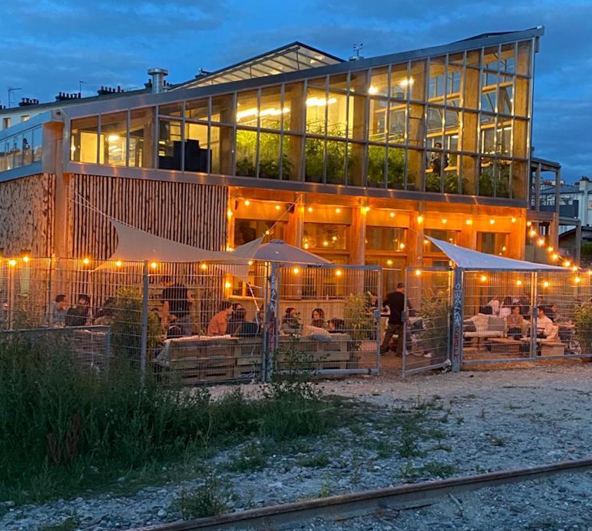 La terrasse du Passage à niveau, le restaurant de la Ferme du Rail à Paris / © La Ferme du Rail