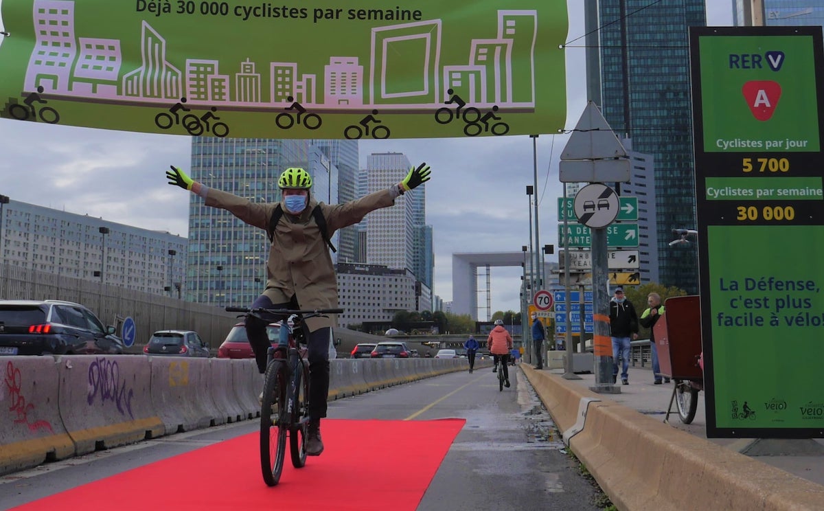 Le Collectif Vélo Île-de-France (ici lors d'une opération à La Défense en 2020) organise un relais de flamme olympique à vélo le 21 mai / © Collectif Vélo Île-de-France