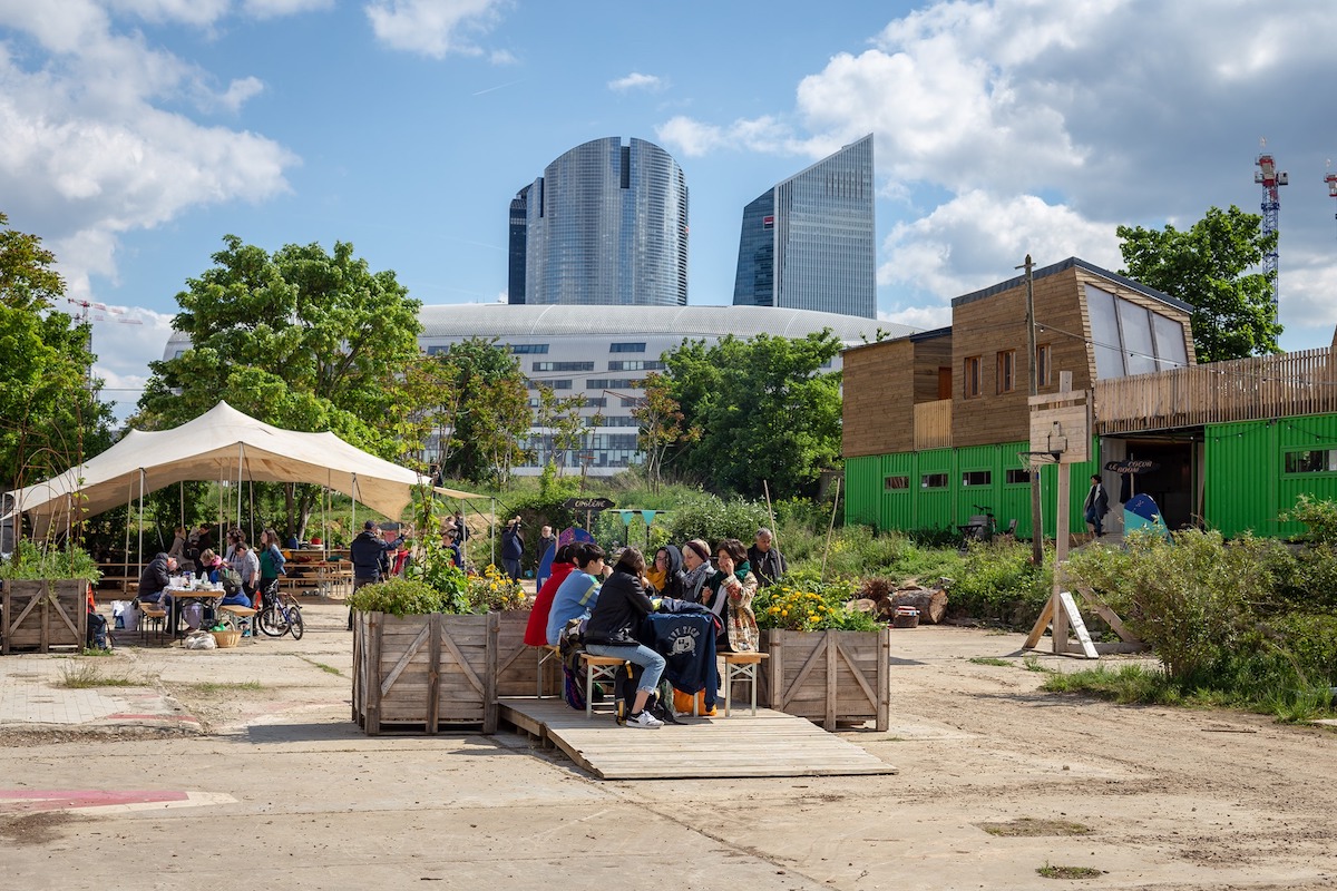 La friche Vive les Groues ! aux pieds des tours de La Défense à Nanterre / © Vive les Groues