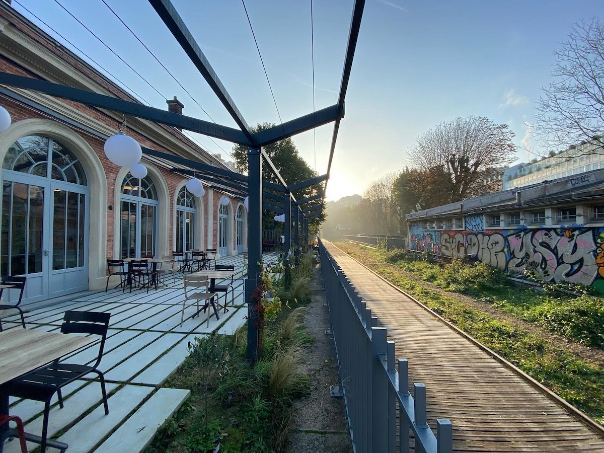 La terrasse du Voie 15 sur la Petite Ceinture / © Voie 15