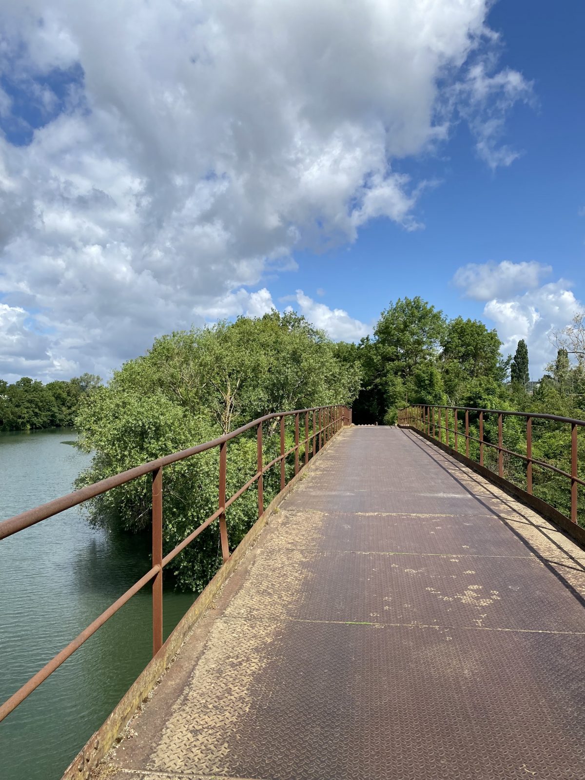 Une passerelle entre l'Yonne et un lac de la Bassée.