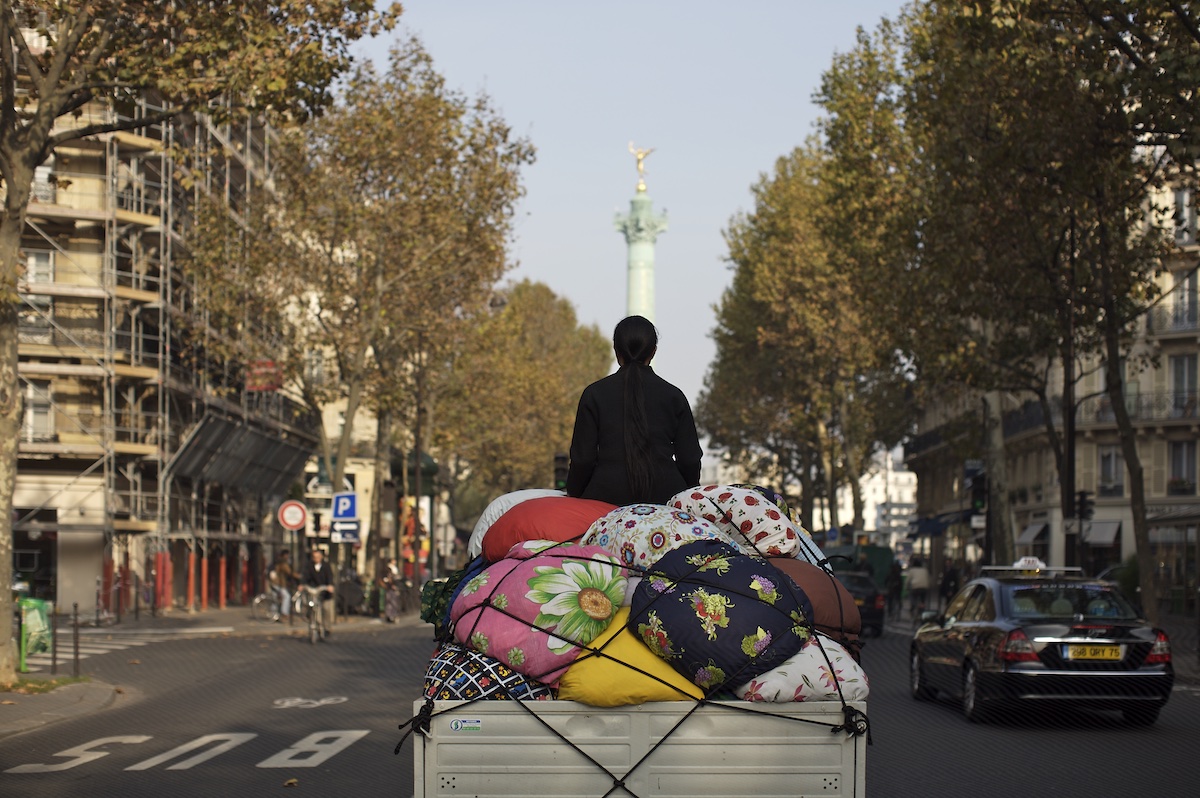 Extrait d'une vidéo présentée à la Fondation EDF à Paris dans le cadre de l'exposition "Faut-il voyager pour être heureux ?" / © Kimsooja – MAC VAL / Adagp, Paris
