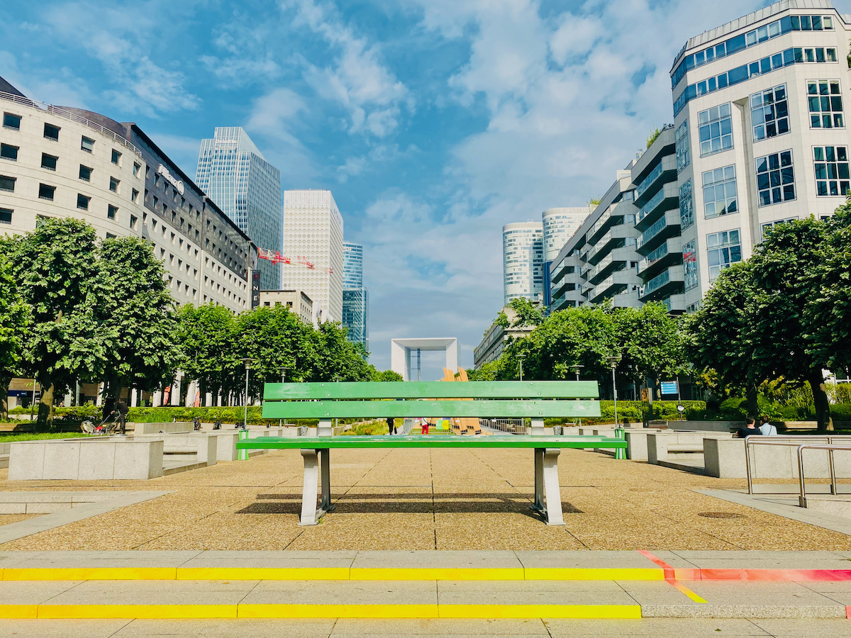 Le banc imaginé par l'artiste Lilian Bourgeat fait partie des nombreuses oeuvres d'art à découvrir avec l'appli Paris Region Aventure / © Mélanie Rostagnat pour Enlarge your Paris