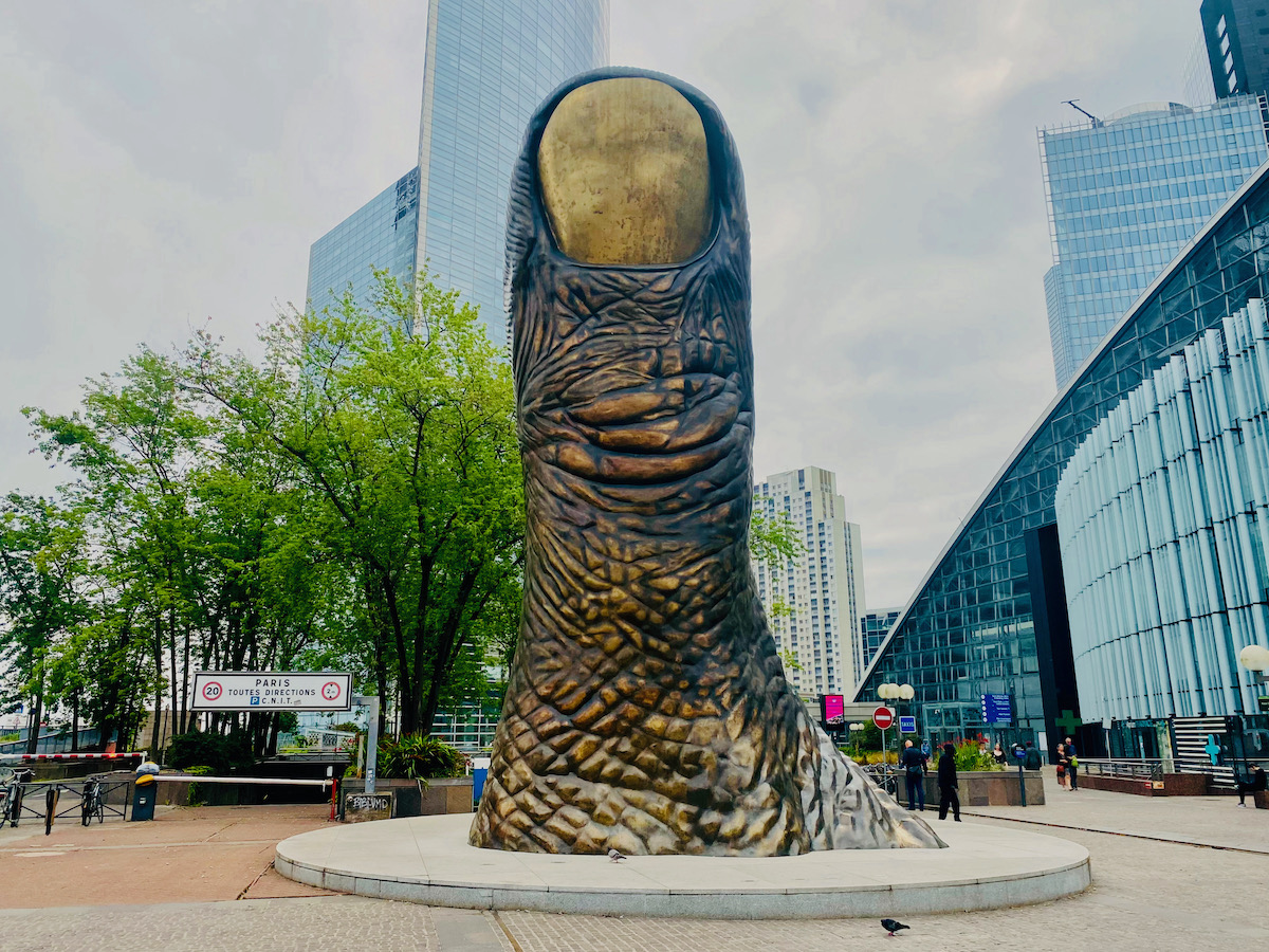 Le Pouce sculpté par César à La Défense / © Mélanie Rostagnat pour Enlarge your Paris