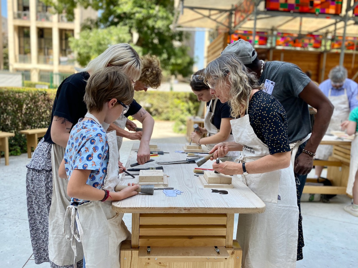 Atelier d'initiation à la sculpture sur pierre à la basilique Saint-Denis / © Mélanie Rostagnat pour Enlarge your Paris