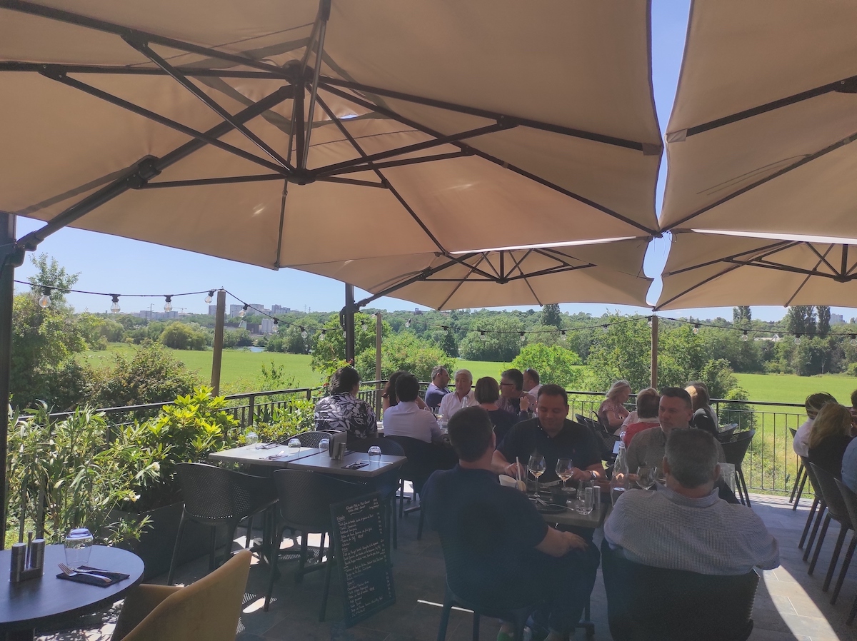 La terrasse de la Fontaine d'Etiolles / © Joséphine Lebard pour Enlarge your Paris