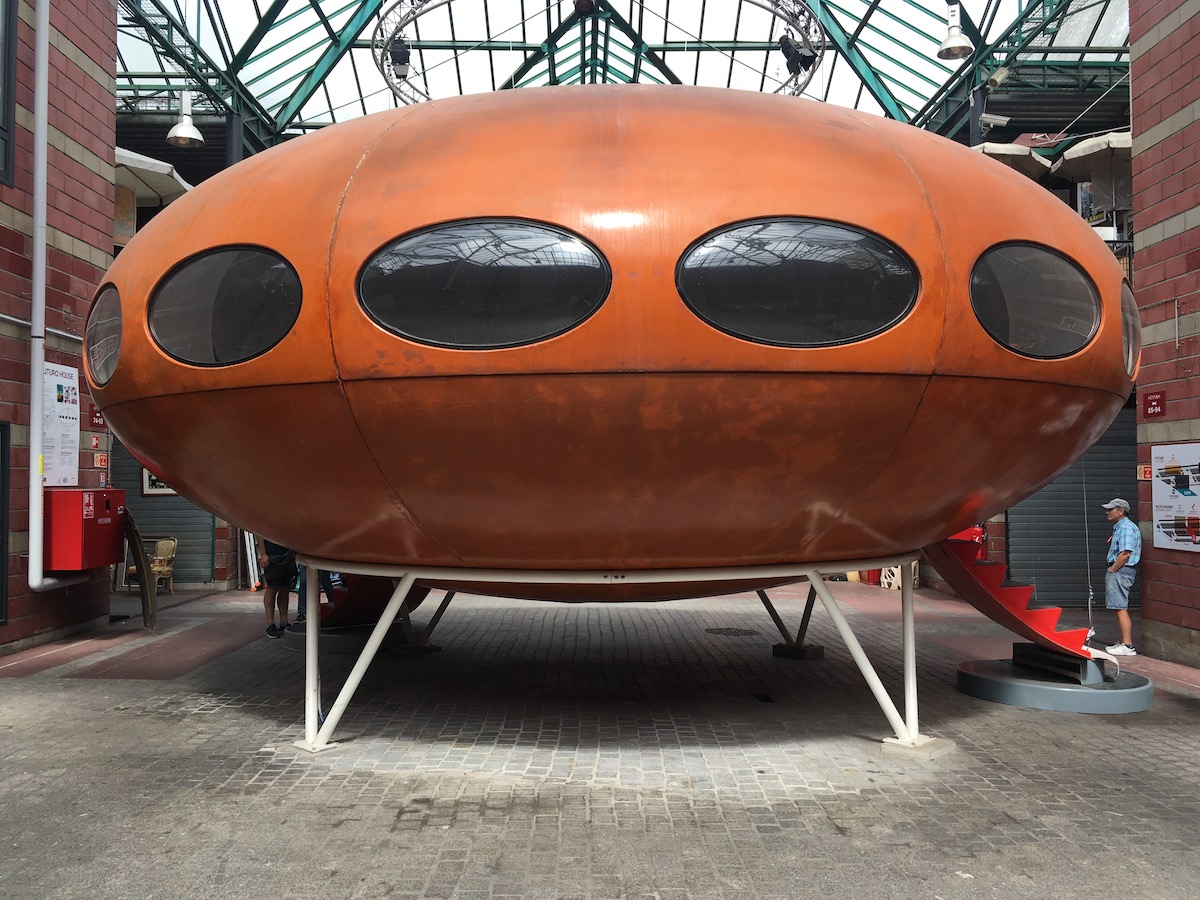 La Maison Futuro au marché Dauphine dans les Puces de Saint-Ouen / © Steve Stillman pour Enlarge your Paris