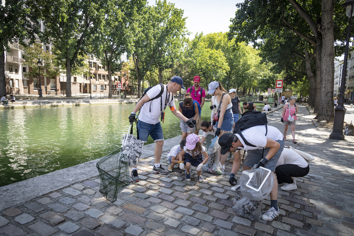 Des bénévoles de l'association Kanalien participent au nettoyage du canal / © Jérômine Derigny pour Enlarge your Paris