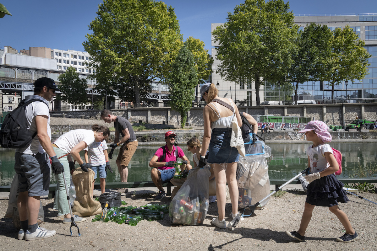 Des bénévoles de l'association Kanalien en pleine collecte de déchets à l'occasion de Ménage ton canal organisé le 16 juillet par Enlarge your Paris en partenariat avec la Ville de Paris / © Jérômine Derigny pour Enlarge your Paris