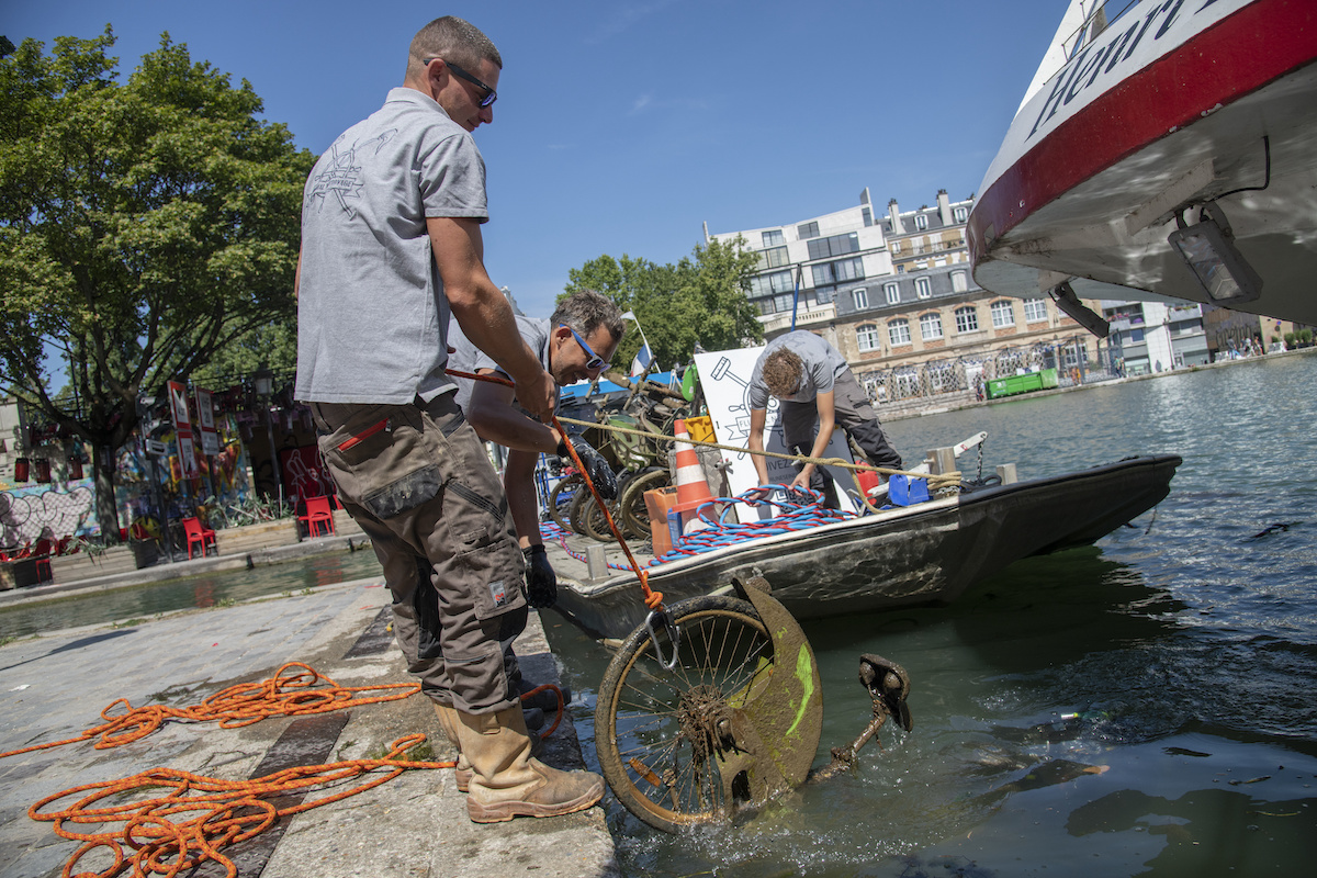 L'entreprise Fluvial Nettoyage repêche les déchets au fond du canal / © Jérômine Derigny pour Enlarge your Paris