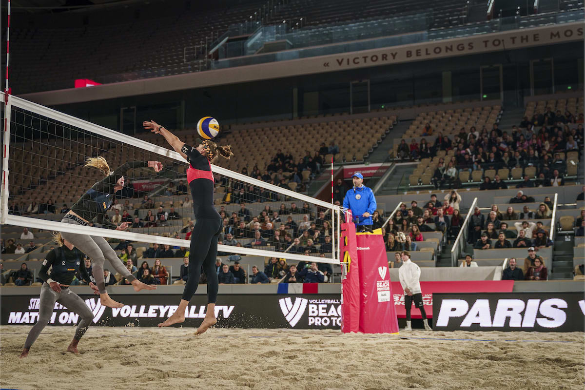 Le beach volley a pris place sur le central de Roland-Garros pour une manche du Beach Pro Tour jusqu'au 2 octobre / © Volleyball World  