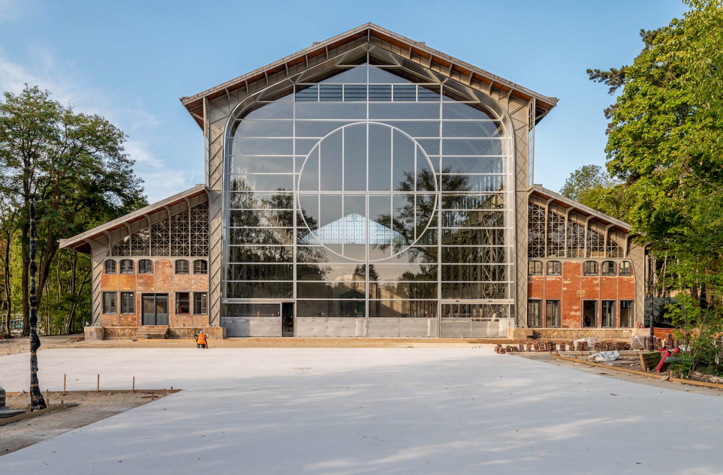 Prenez un bol d’art dans un ancien hangar à dirigeables en forêt de meudon