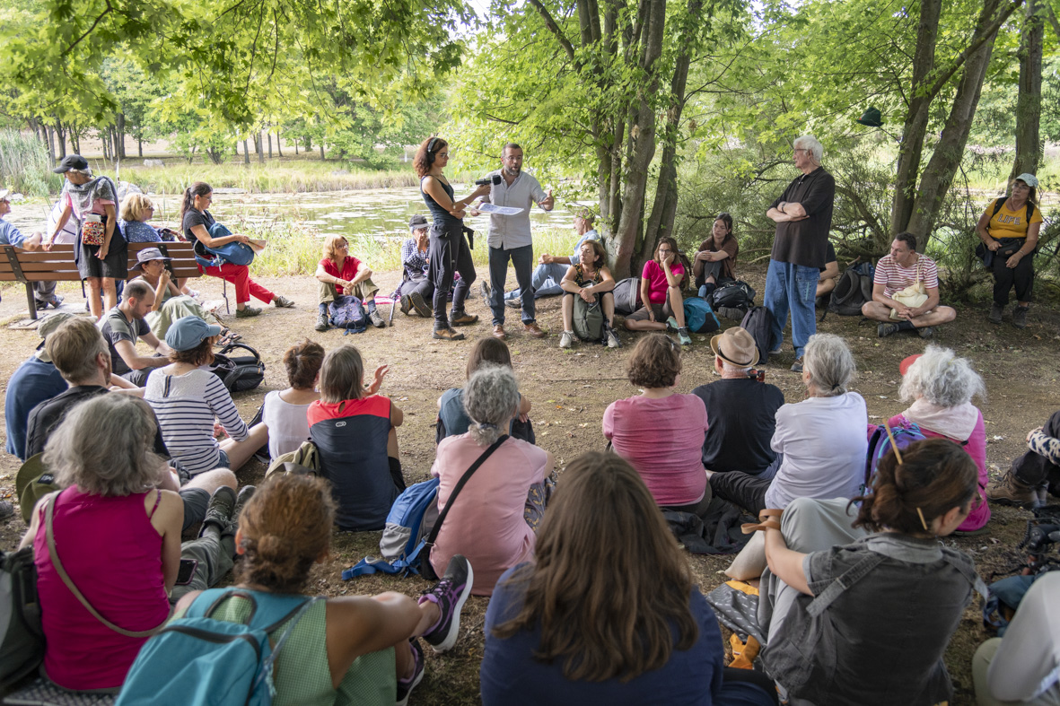 Intervention de l'historien du département de Seine-Saint-Denis, Benoît Pouvreau, dans le parc Georges-Valbon / © Jérômine Derigny pour Enlarge your Paris     