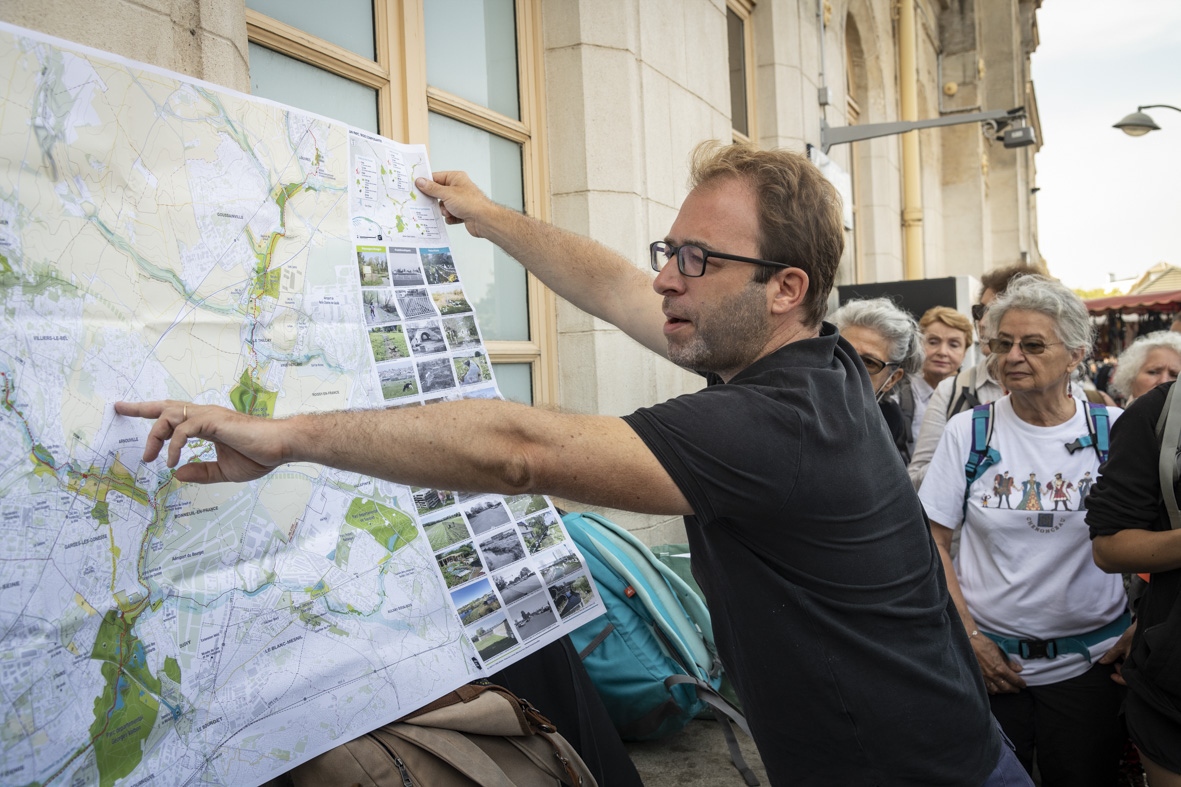 Présentation du parcours de la randonnée par Vianney Delourme, co-fondateur d'Enlarge your Paris /  © Jérômine Derigny pour Enlarge your Paris 