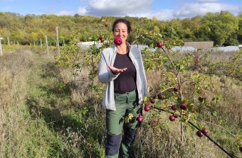 À Chelles, Hanane Somi fait pousser un autre monde dans son verger maraîcher