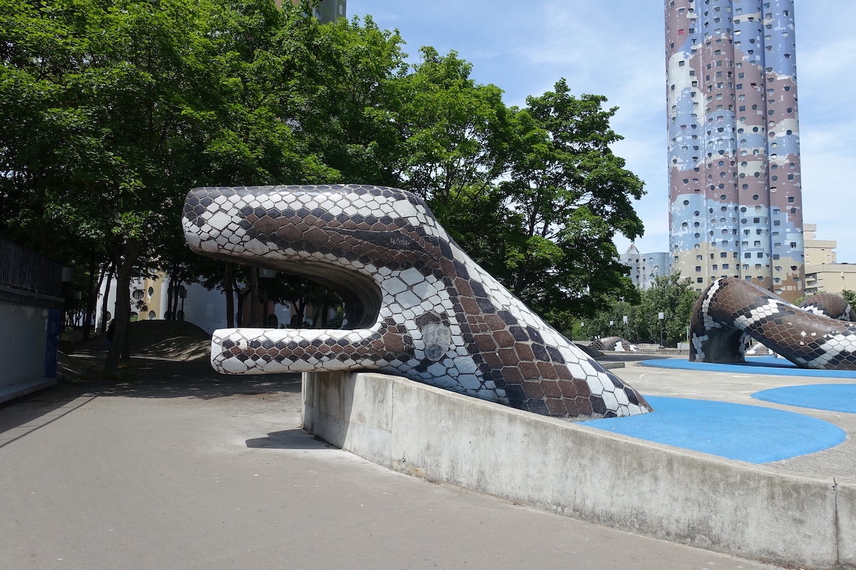 Le serpent au pied des Tours nuages à Nanterre / © Guilhem Vellut