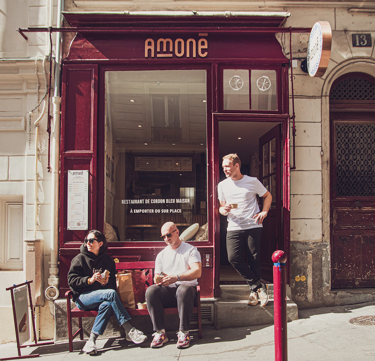 Les fondateurs d'Amonë, Guillaume Verlet et Pierre Renaud, devant leur restaurant de Montmartre qui s'est fait une spécialité des cordons bleus / © Amonë