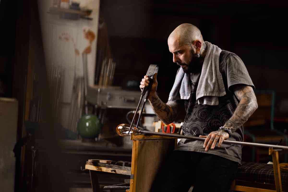Le souffleur de verre iconoclaste Thomas Ségaud à Arcueil est l'un des nombreux artisans à découvrir à l'occasion de ParisLocal du 18 au 20 novembre / © Thomas Segaud