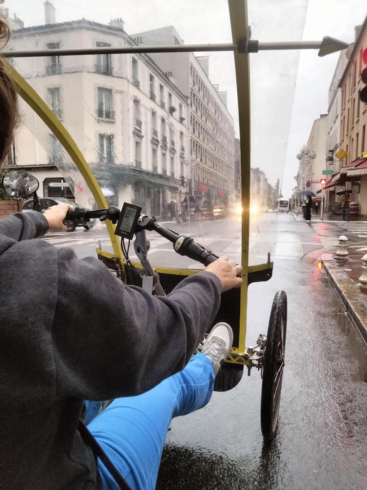 Virginie Jannière aux commandes du cyclospace dans les rues de Montrouge / © Enlarge your Paris