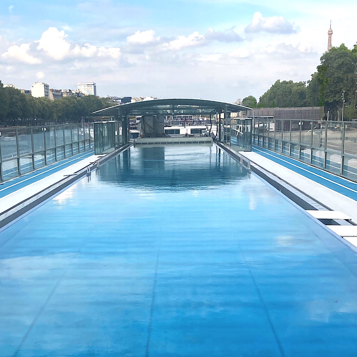 La piscine de la barge Annette K. en rooftop dans le 15e / © Annette K.  