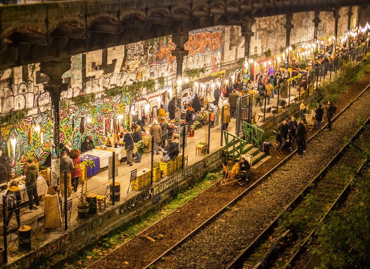 La friche du Hasard ludique sur la Petite ceinture à Paris organise des marchés de Noël trois week-ends consécutifs à partir du 2 décembre / © Hasard ludique