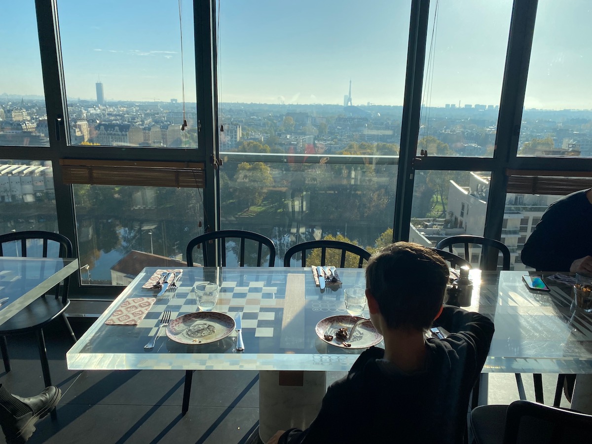 La vue depuis le restaurant panoramique du Mama Shelter à La Défense / © Steve Stillman pour Enlarge your Paris  