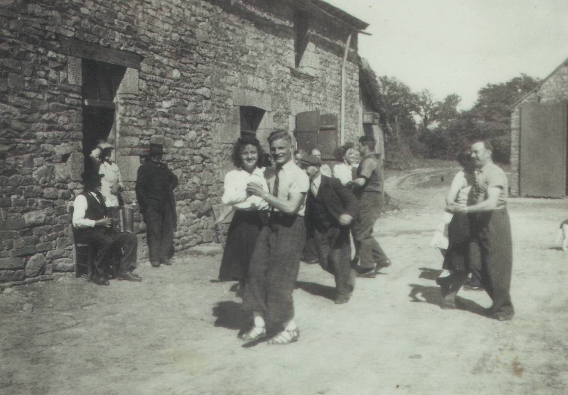 Un bal clandestin dans une cour de ferme en 1944 / DR