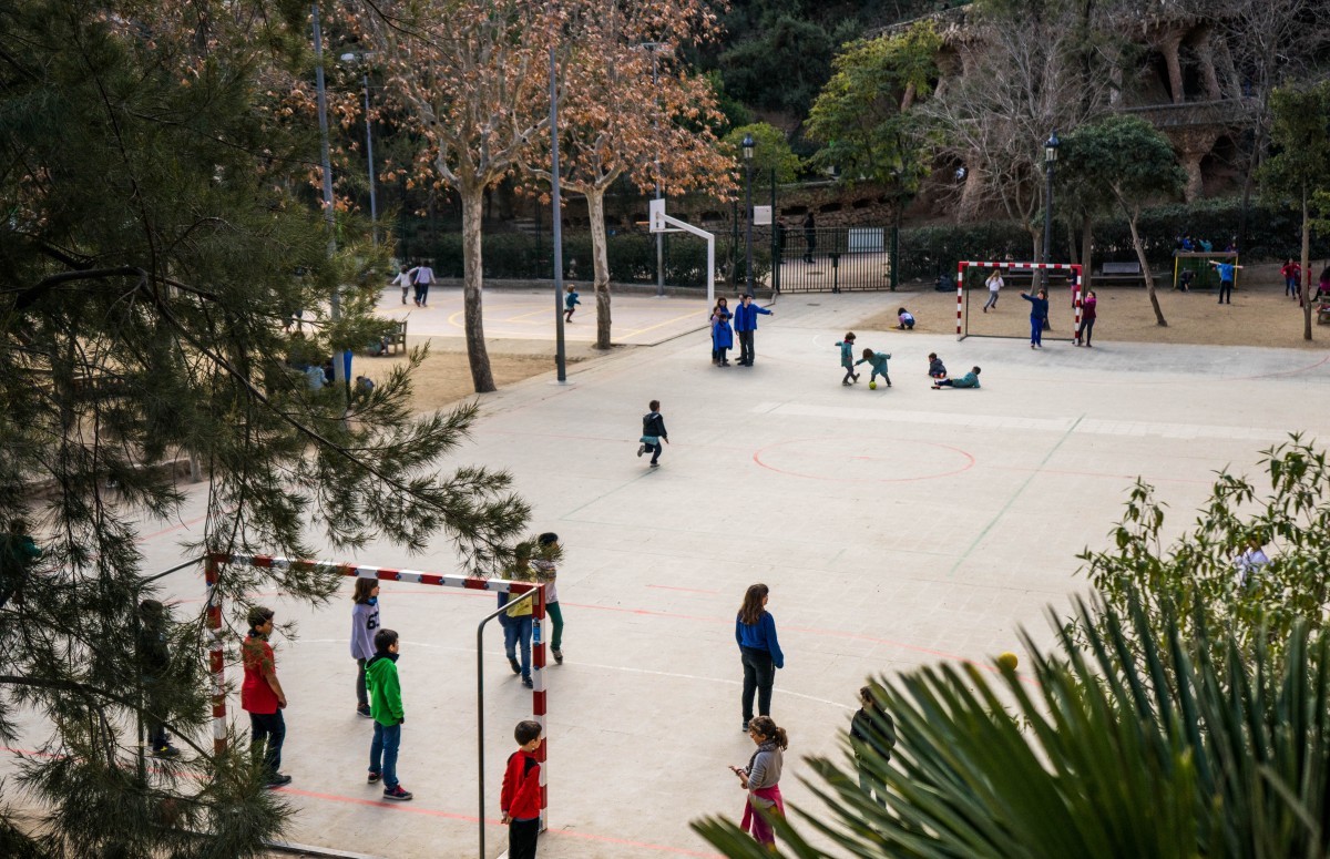 Selon Édith Maruéjouls, spécialiste de la géographie du genre, la place accordée au foot dans les cours de récréation se fait au détriment des autres activités / © Pxhere