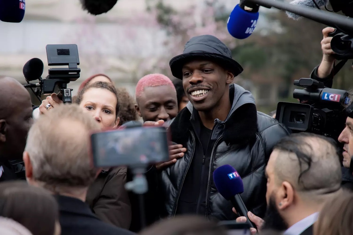 Le comédien et auteur Jean-Pascal Zadi incarne un candidat à la présidentielle dans la série "En place" sur Netflix / © Gaël Turpo - Netflix