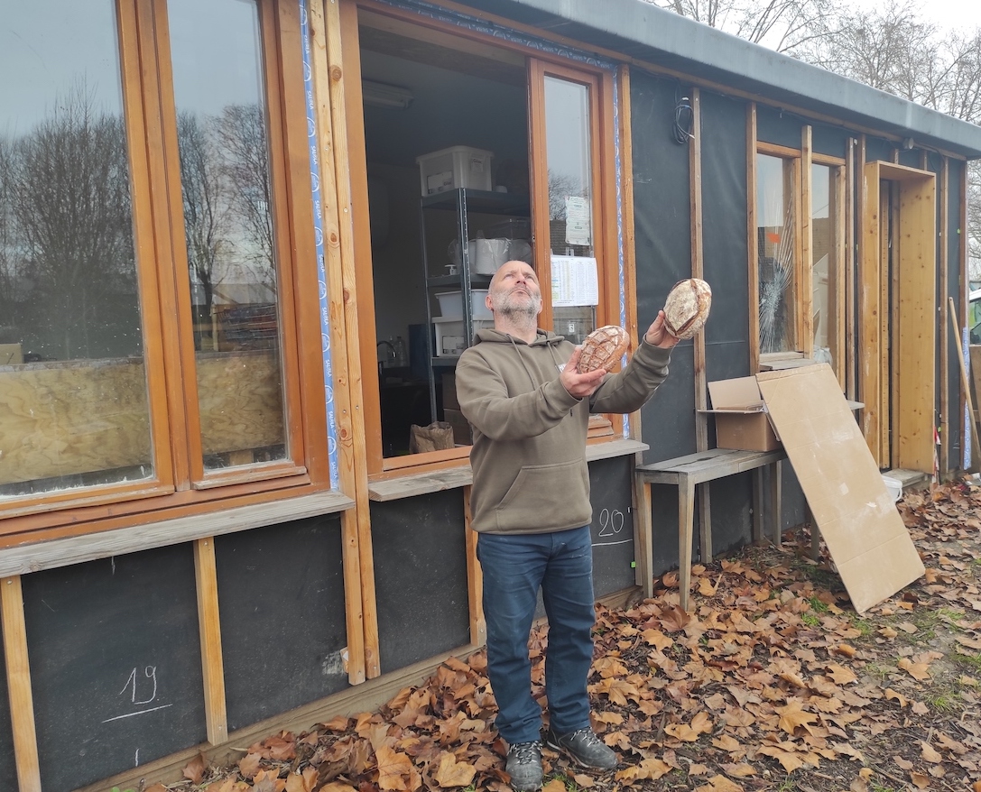 Ancien danseur, Sébastien Lefrançois a ouvert une boulangerie dans un container au 6b à Saint-Denis / © Joséphine Lebard pour Enlarge your Paris