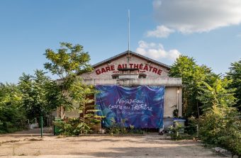 Laurent Garnier pose ses platines toute une nuit dans une ancienne gare de fret