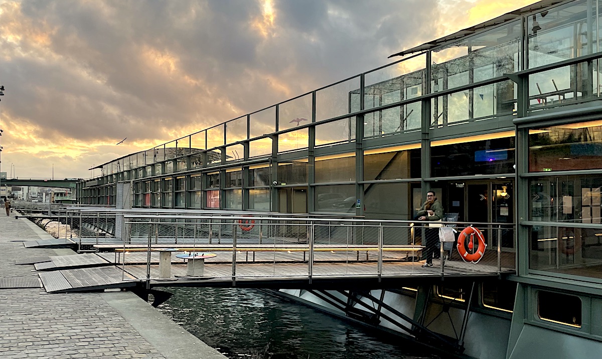 La péniche salle de sport Annette K. a ouvert sur les quais du port de Javel à Paris dans le 15e / © Virginie Jannière pour Enlarge your Paris