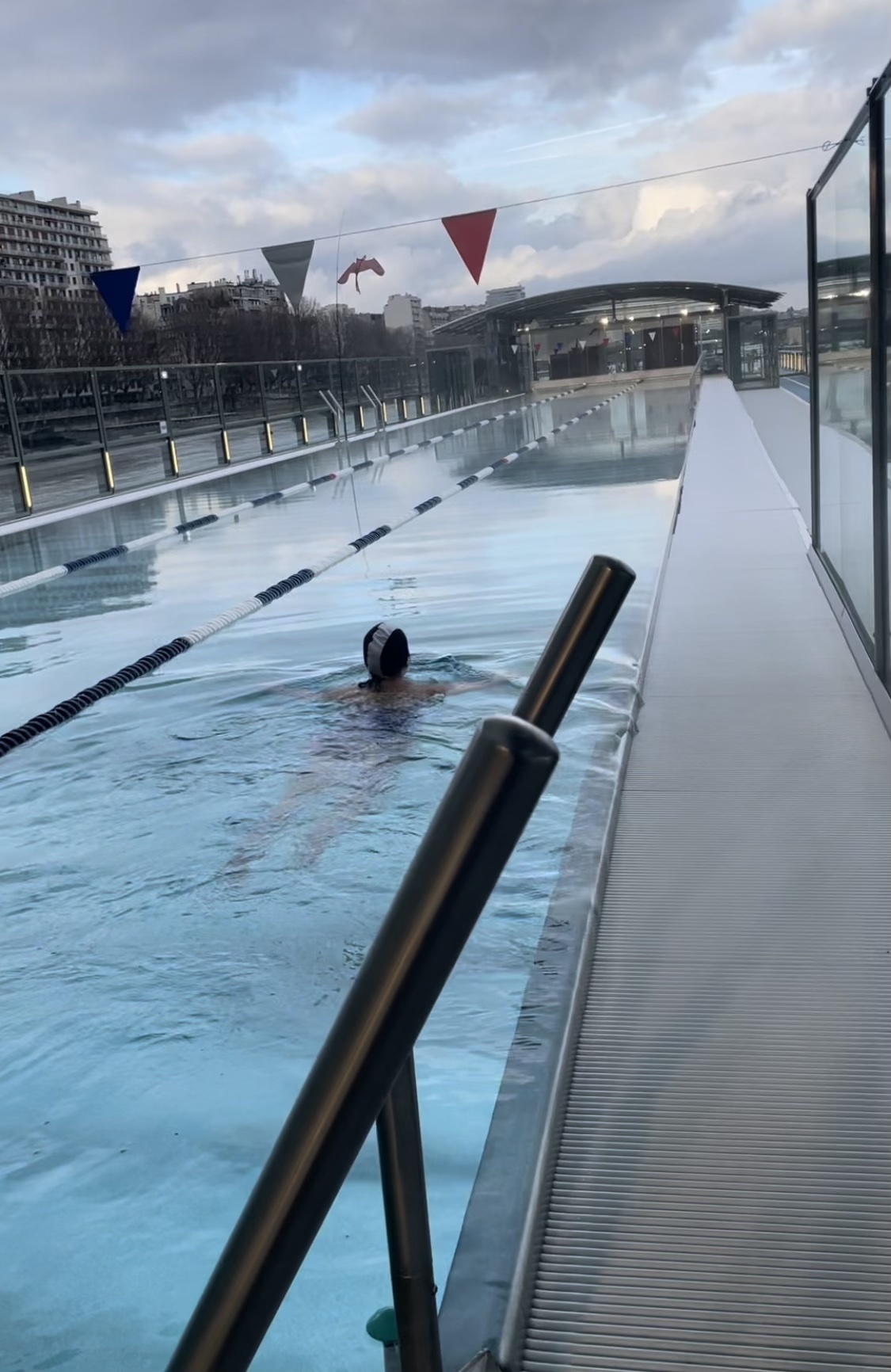 La piscine en rooftop avec vue sur la Tour Eiffel de chez Annette K. / © Virginie Jannière pour Enlarge your Paris