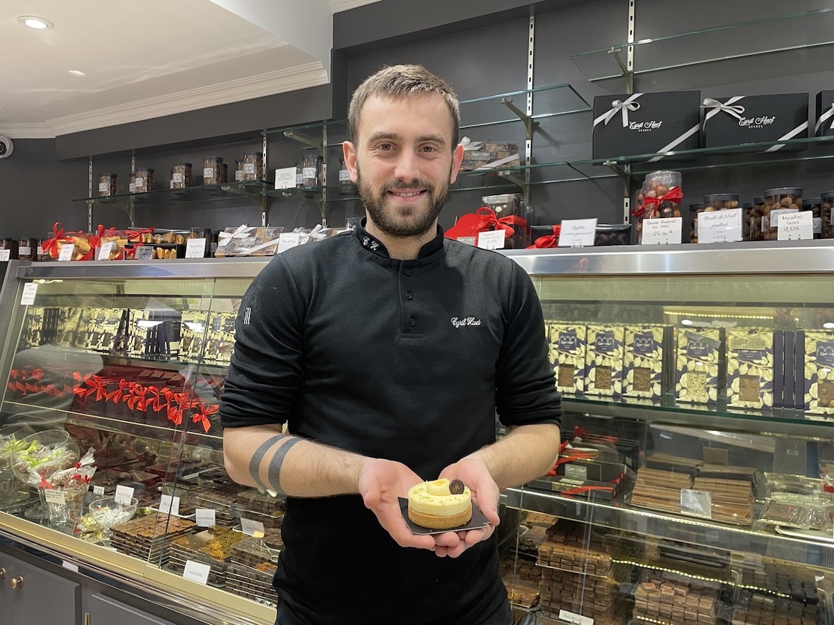 Pâtissier à Sèvres, Cyril Huet a remporté le concours de la meilleure pâtisserie du Grand Paris 2023 pour sa tarte au citron meringuée / © Virginie Jannière pour Enlarge your Paris