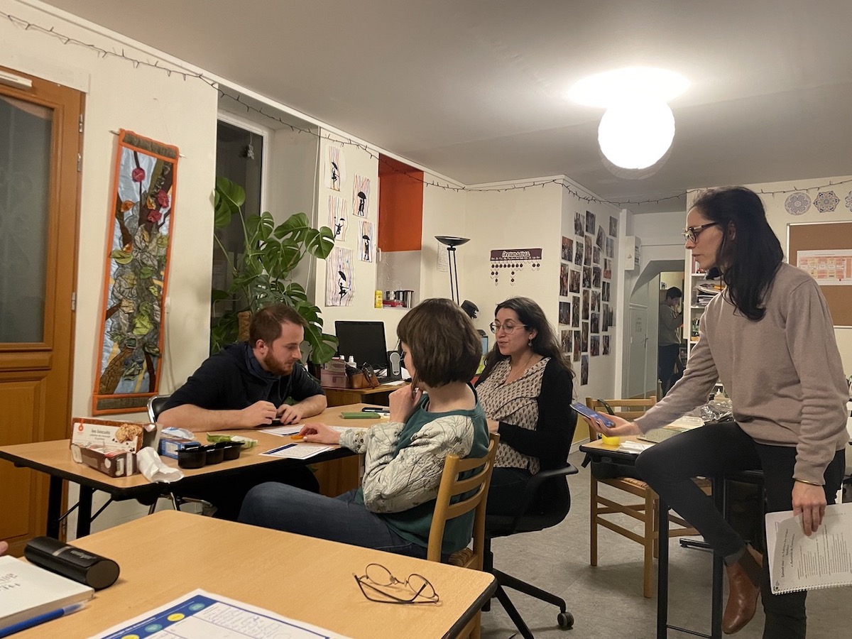 Conçus pour réfléchir collectivement aux enjeux et aux solutions pour lutter contre le réchauffement climatique, les ateliers de la "Fresque des nouveaux récits" attirent des participants de tous horizons / © Virginie Jannière pour Enlarge your Paris