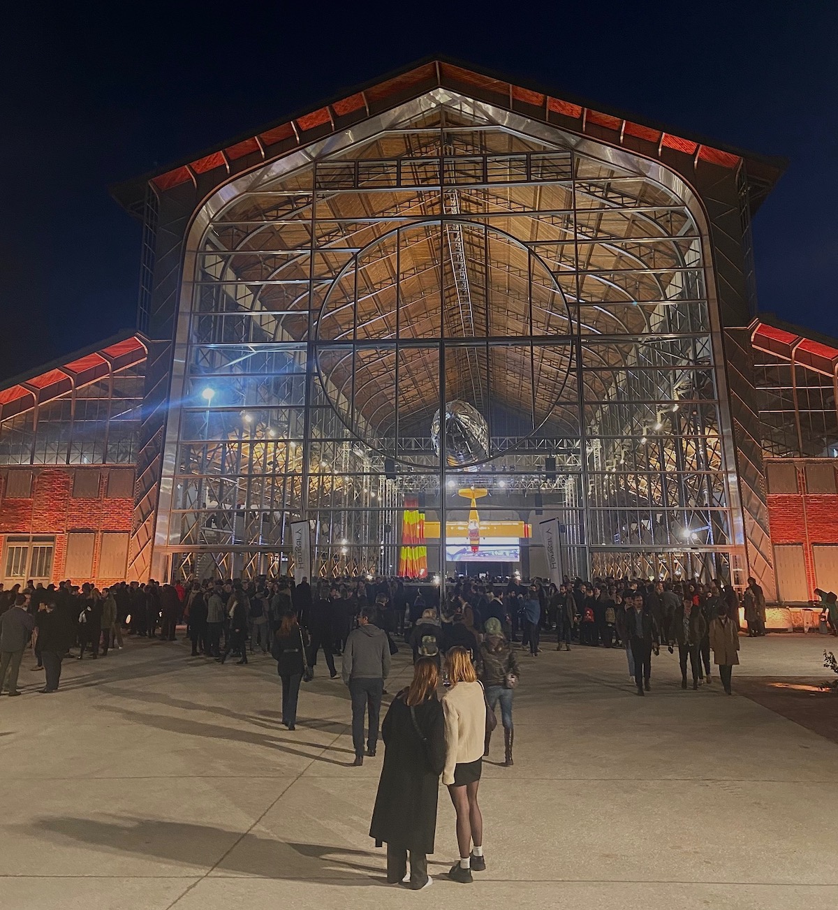 Ancien hangar à dirigeables à l'abandon en forêt de Meudon, le Hangar Y s'est mué en lieu culturel unique en son genre / © Steve Stillman pour Enlarge your Paris