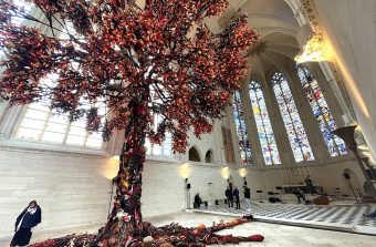 Un « Arbre de vie » s’enracine sous la voûte de la Sainte-Chapelle à Vincennes