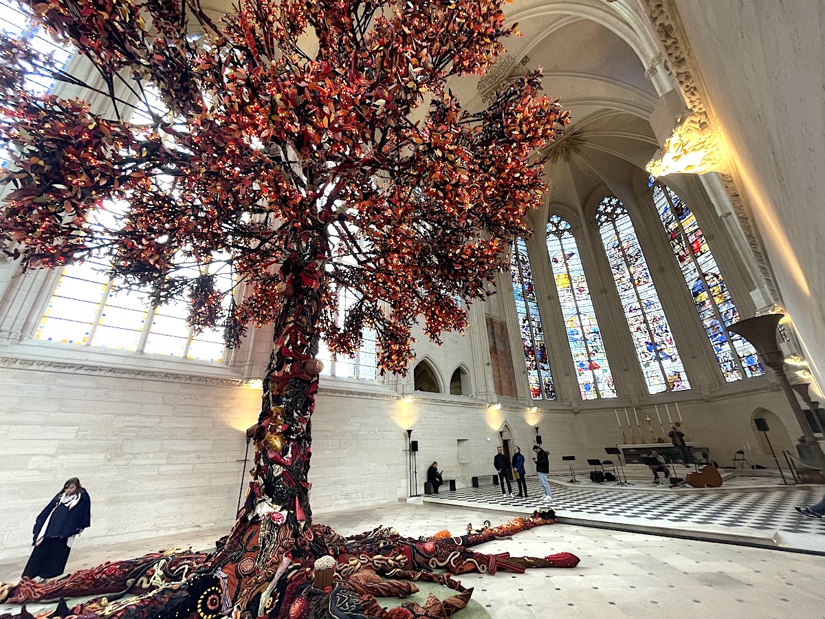 L'Arbre de vie est à voir jusqu'au 3 septembre à la Sainte-Chapelle du château de Vincennes / © Virginie Jannière pour Enlarge your Paris 